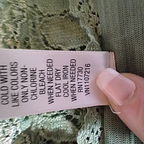 Green Lace Sleeveless V-Neck Top - Picture 6 of 8